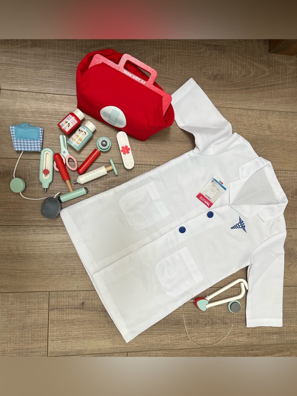 🌟NEW LISTING🌟Le Toy Van Doctor Medical Kit + Lab Coat & Hospital Badge